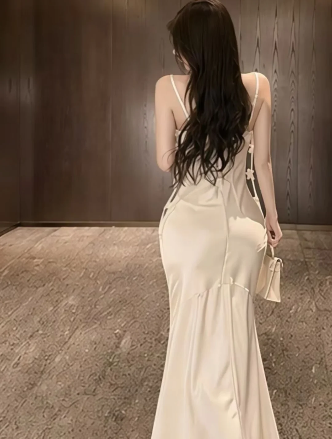 Photo 2 of Đầm maxi lụa kem dạ hội nữ