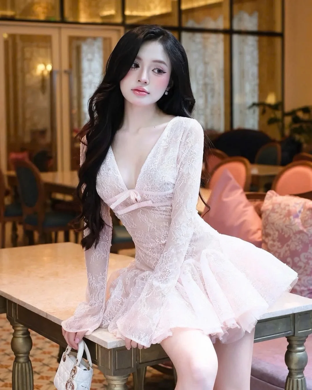 Ảnh 2 của Đầm ren mini cổ V hồng nhạt Obibi