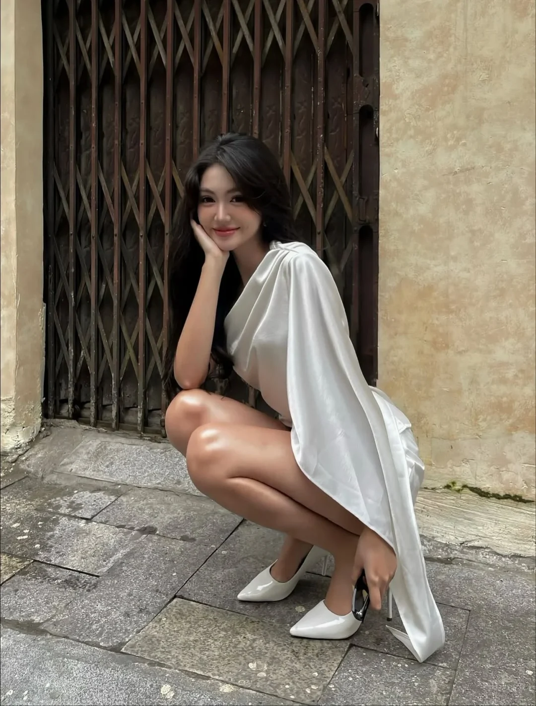 Photo 2 of Đầm trắng ngắn satin cúp ngực nữ