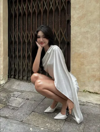 Photo 2 of Đầm trắng ngắn satin cúp ngực nữ