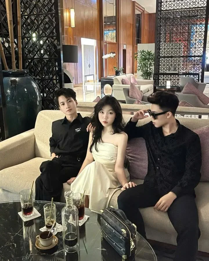 Photo 1 of Váy maxi trễ vai satin kem nữ