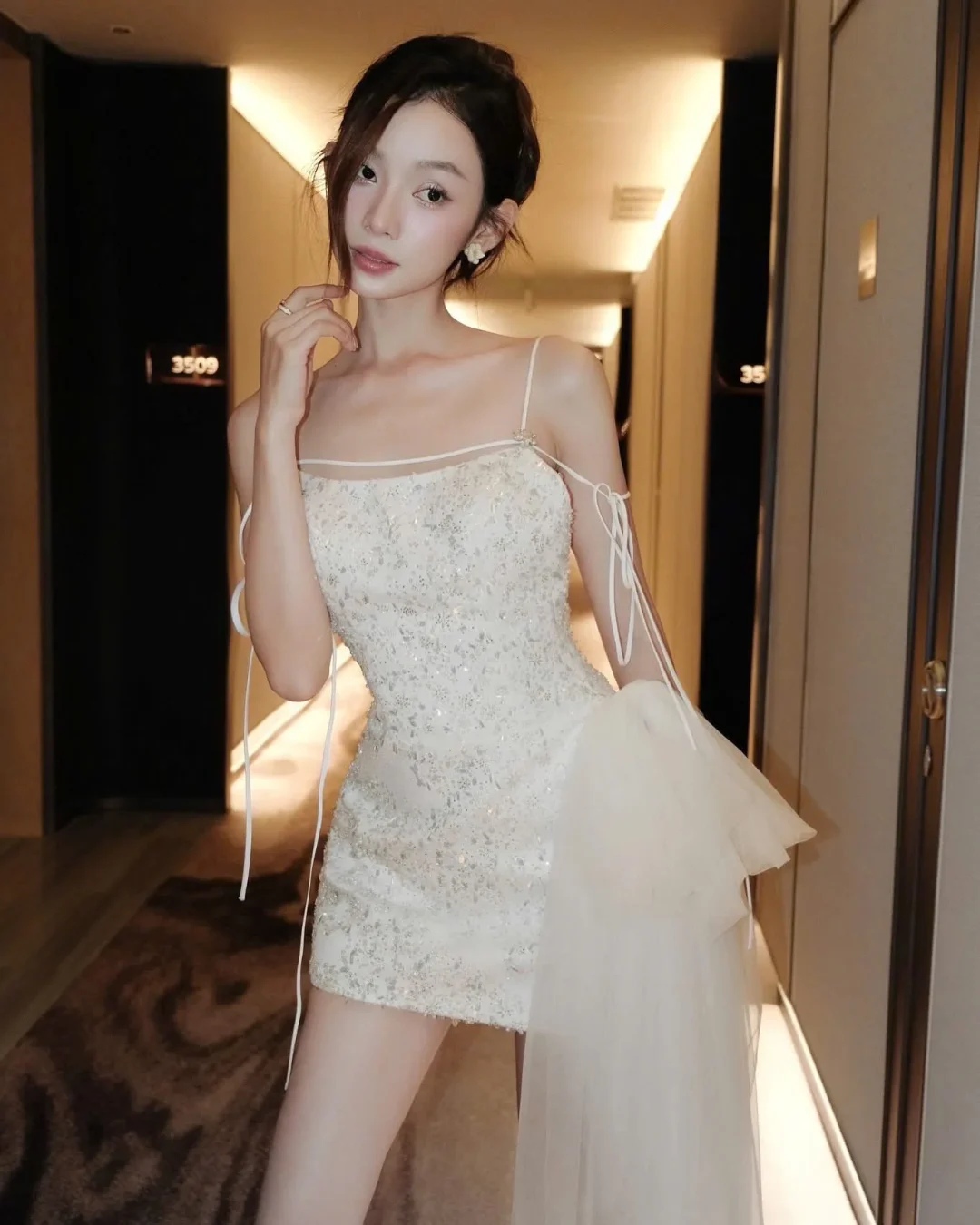 Ảnh 4 của Đầm sequin trắng ngắn hai dây size M