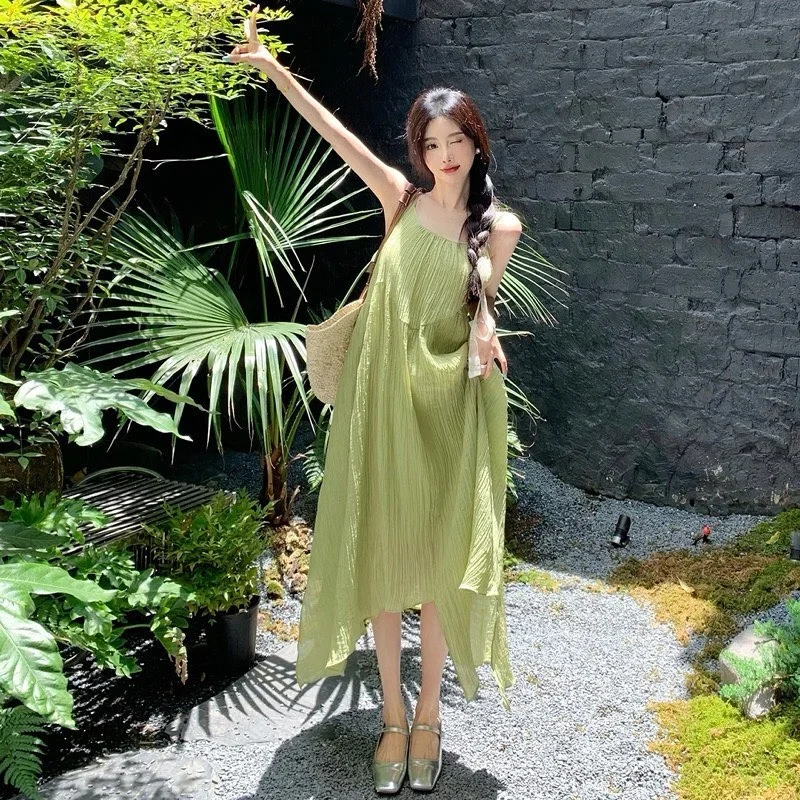 Photo 5 of Váy maxi xanh lá hai dây xếp ly nữ