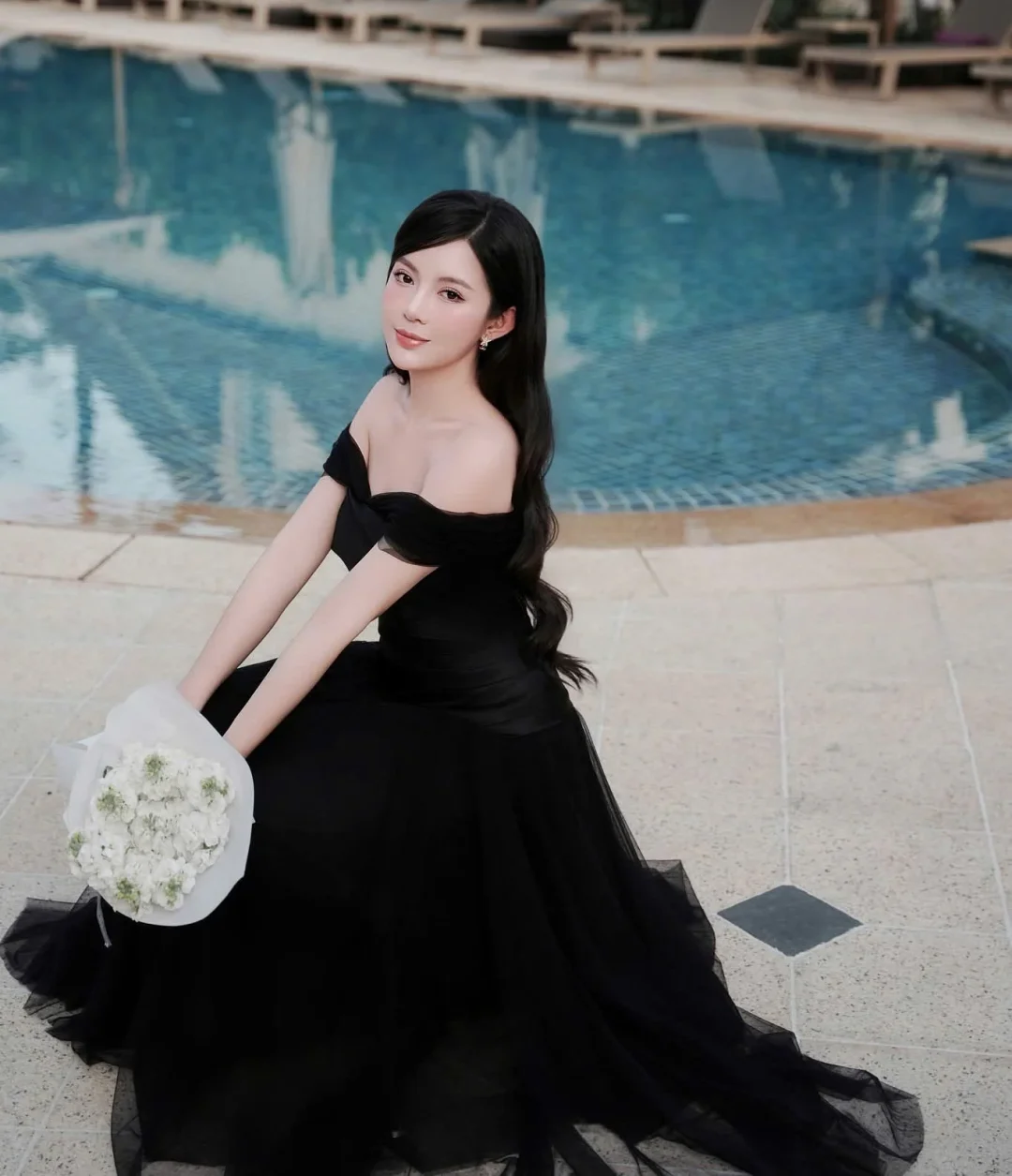 Photo 1 of Đầm dạ hội đen trễ vai nữ sang trọng