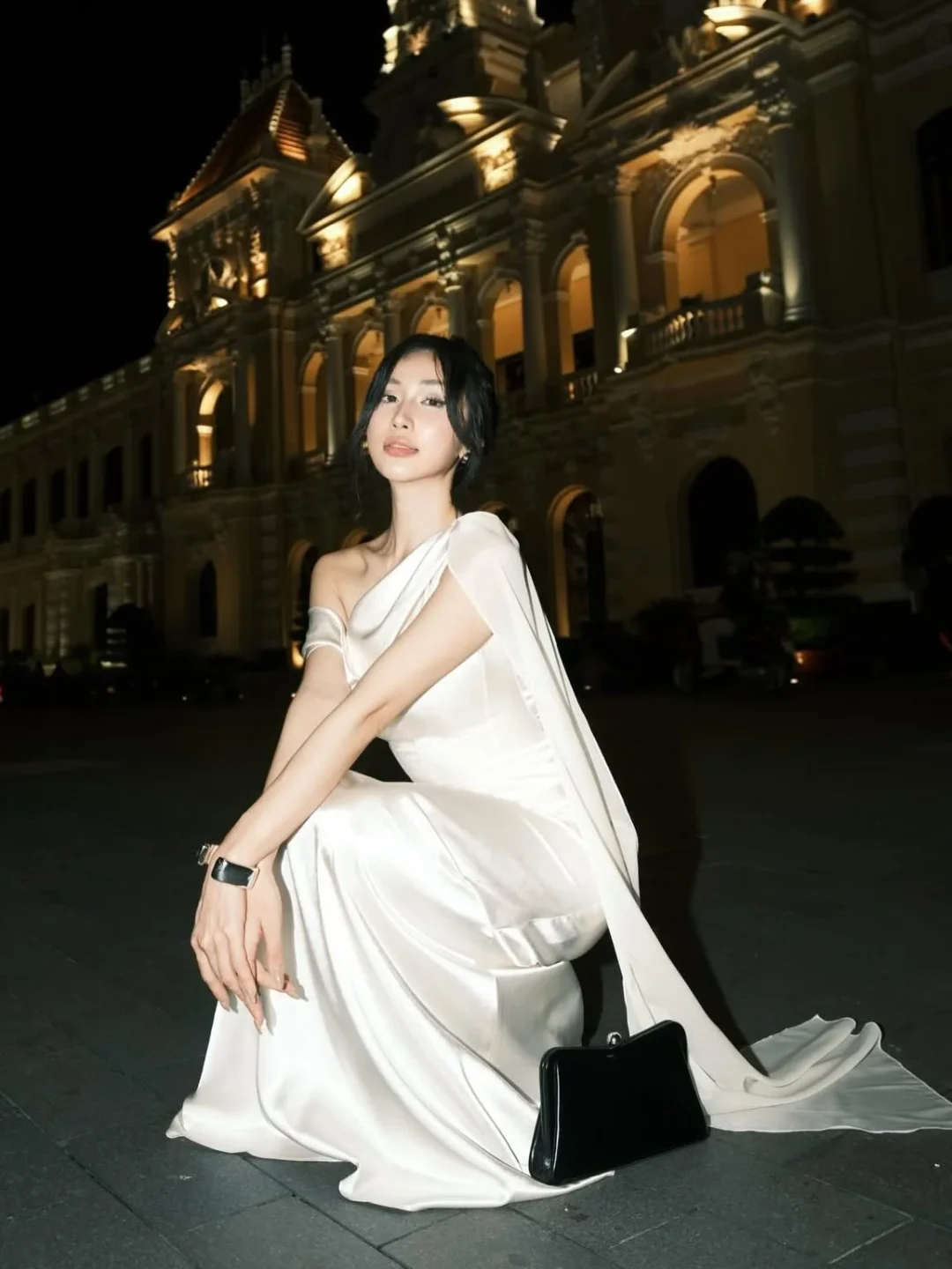 Photo 3 of Đầm dạ hội satin trắng một vai nữ