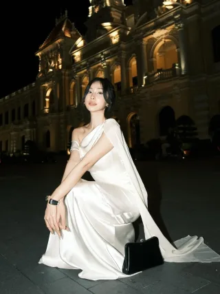 Photo 3 of Đầm dạ hội satin trắng một vai nữ