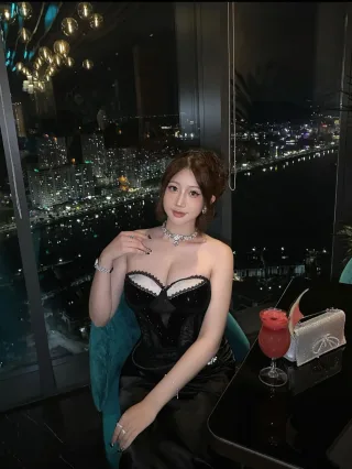 Ảnh 4 của Đầm dạ hội nhung đen cúp ngực đuôi cá