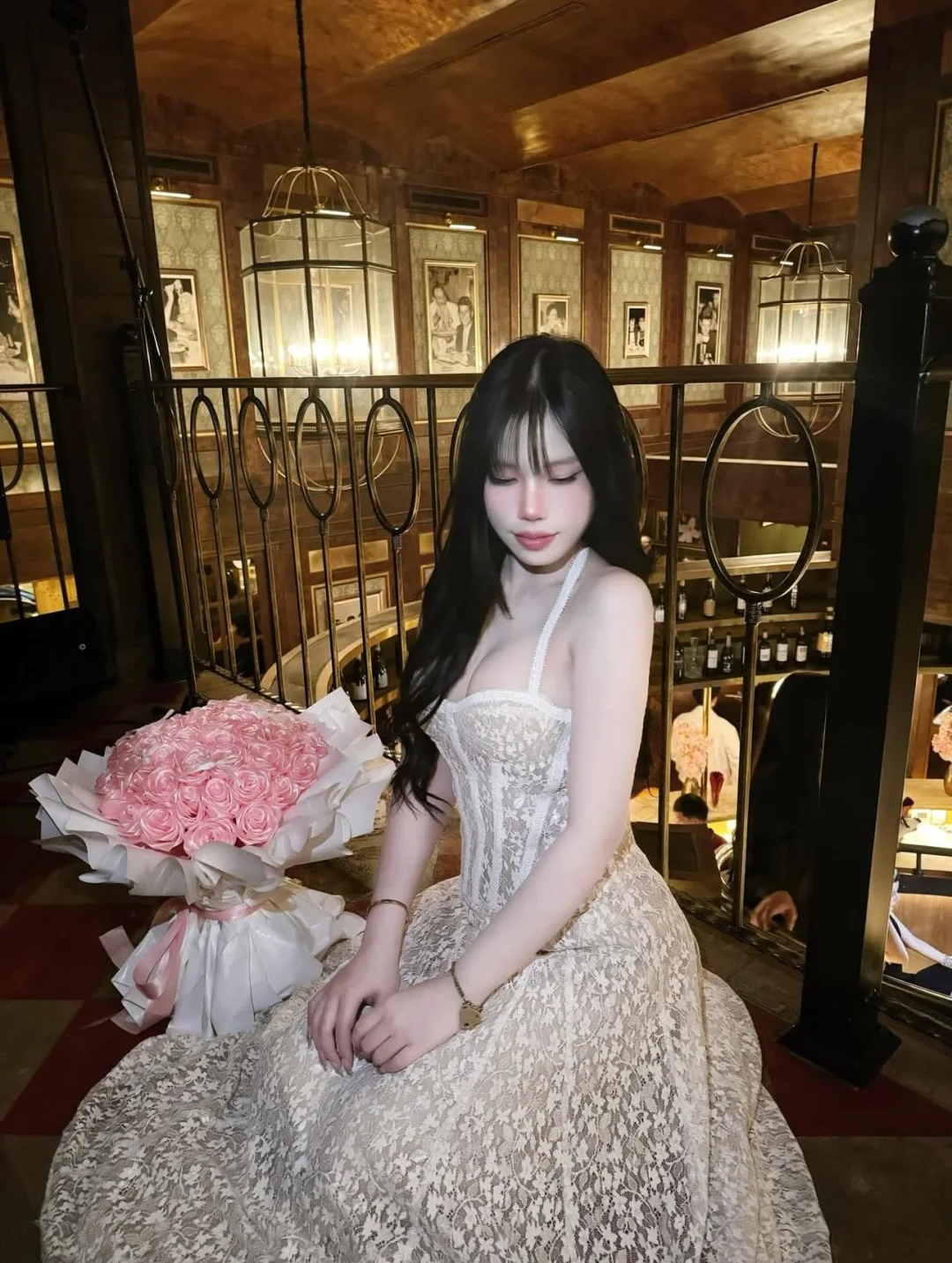 Photo 2 of Đầm ren dài cúp ngực màu kem nữ