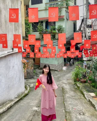 Photo 2 of Áo dài hồng thêu hoa truyền thống nữ