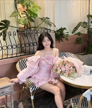 Ảnh 1 của Đầm hồng trễ vai tay phồng satin nữ