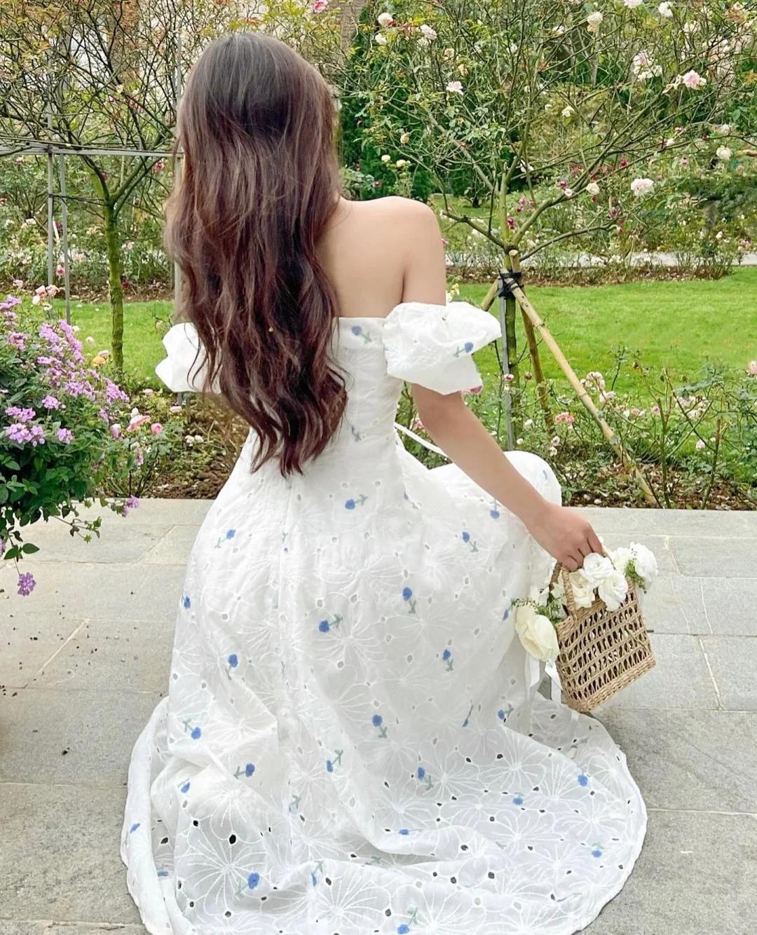Photo 3 of Váy midi trắng hoa nhí Coqui size S