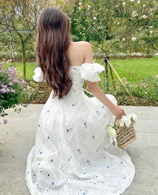 Photo 3 of Váy midi trắng hoa nhí Coqui size S