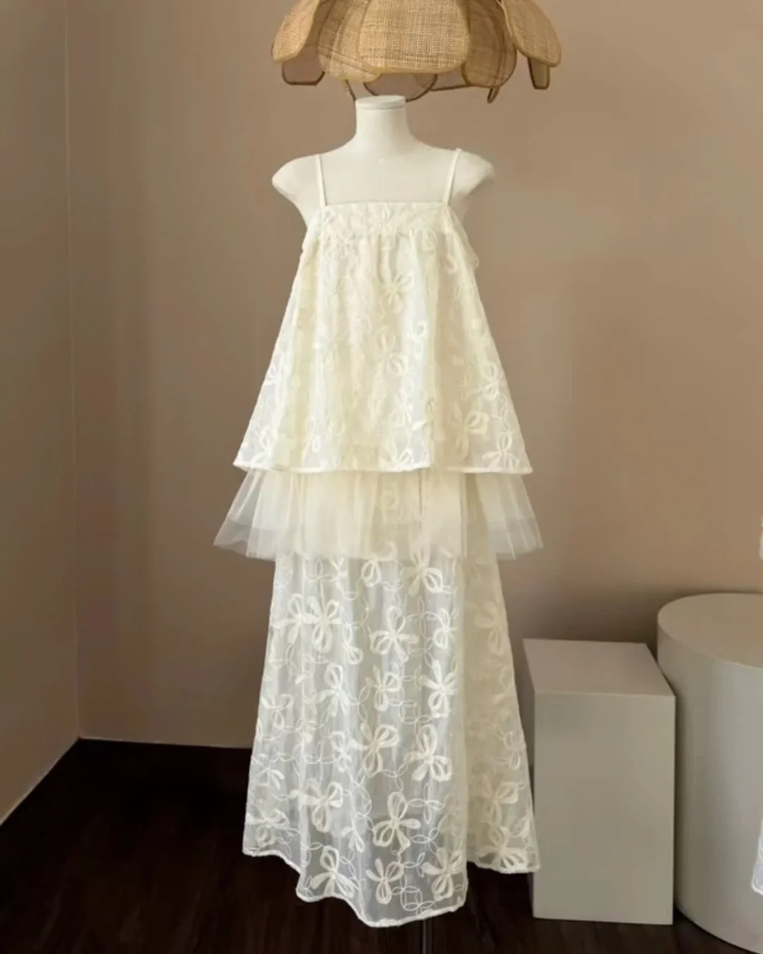 Photo 2 of Váy maxi ren trắng kem hai dây nữ