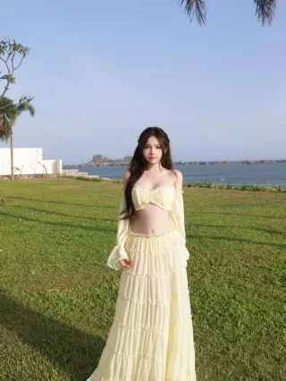 Photo 3 of Set crop top và váy maxi voan vàng nhạt nữ