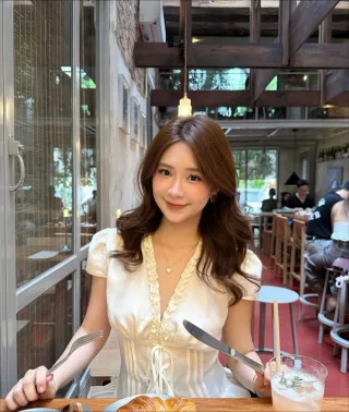 Ảnh 4 của Set blouse trắng chân váy xếp nếp nữ