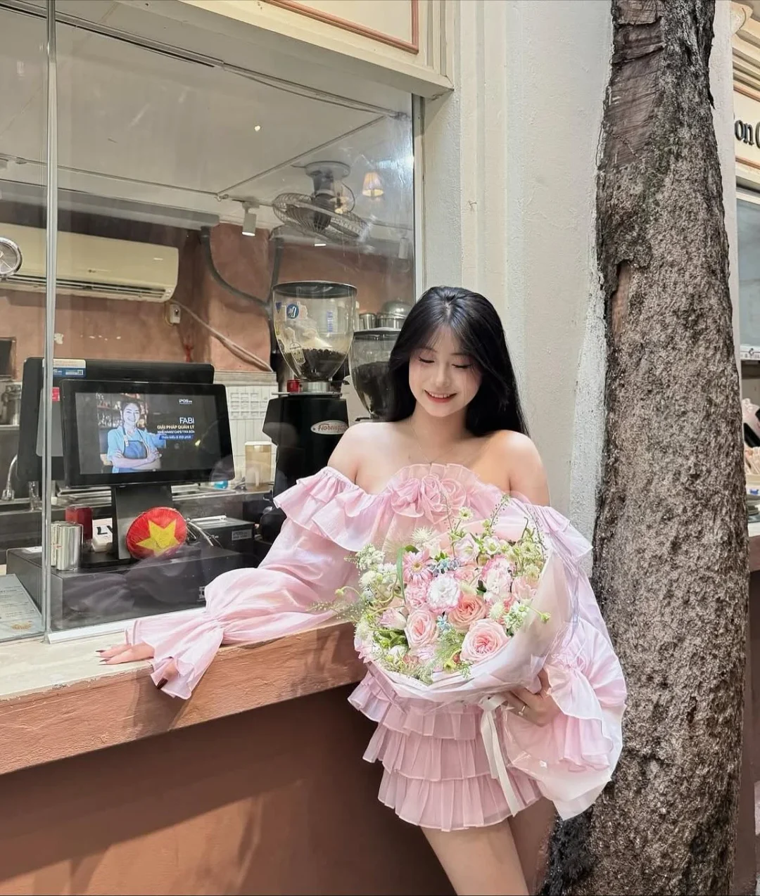Ảnh 6 của Đầm hồng trễ vai tay phồng satin nữ
