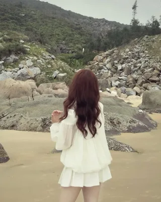 Photo 2 of Set áo váy trắng trễ vai tay phồng nữ