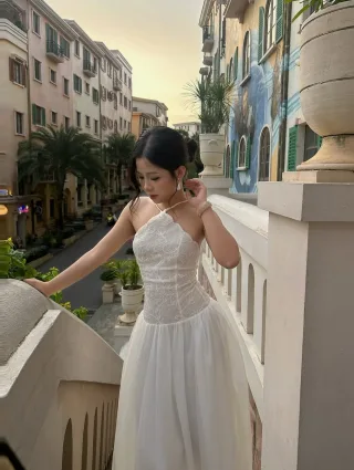 Photo 4 of Váy cưới trắng một vai ren hoa