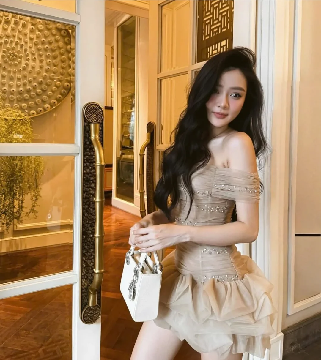 Photo 3 of Váy ngắn trễ vai be size S