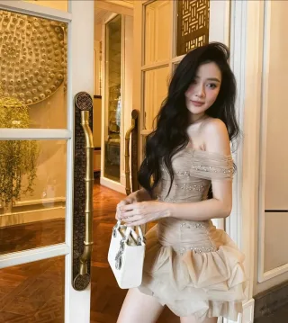 Photo 3 of Váy ngắn trễ vai be size S
