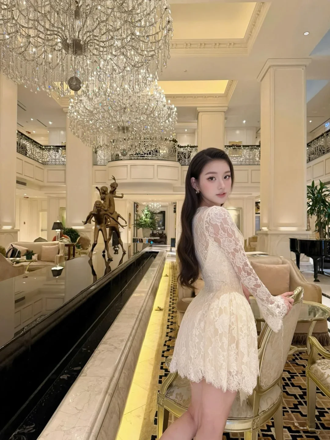 Photo 3 of Đầm ren trắng tay dài sang trọng nữ