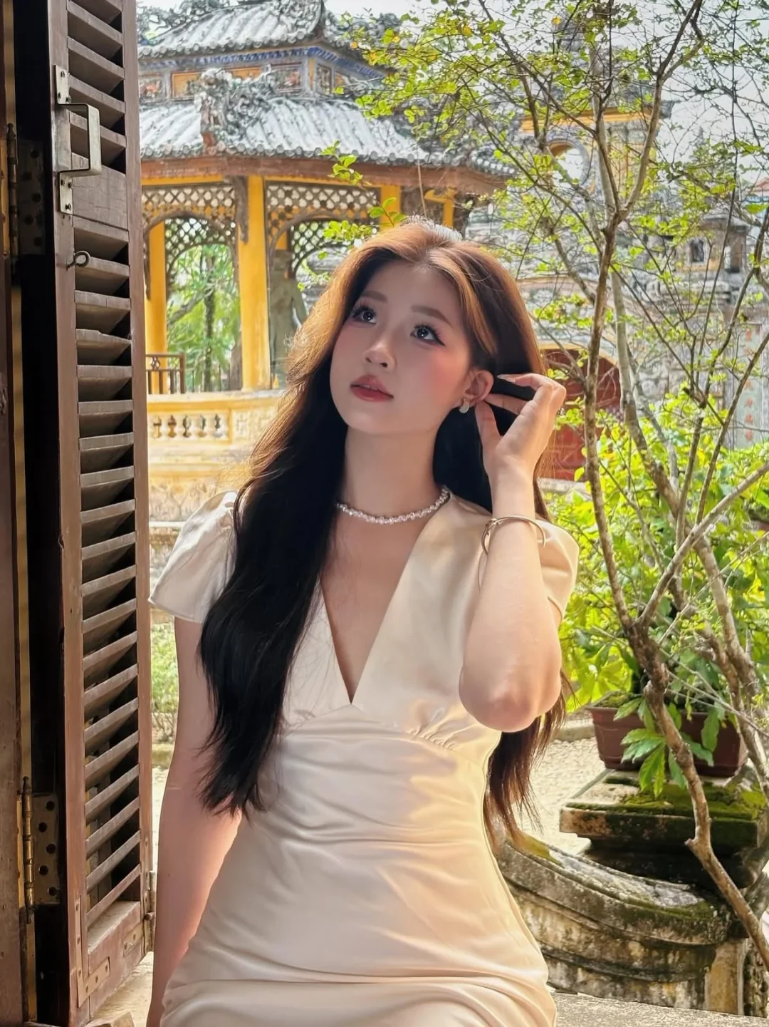 Ảnh 6 của Váy dài satin kem nữ sang trọng