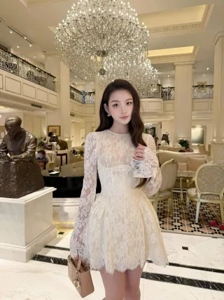 Photo 4 of Đầm ren trắng tay dài sang trọng nữ