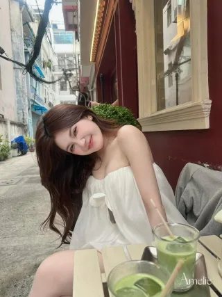Photo 4 of Áo trễ vai trắng nơ kèm chân váy ngắn