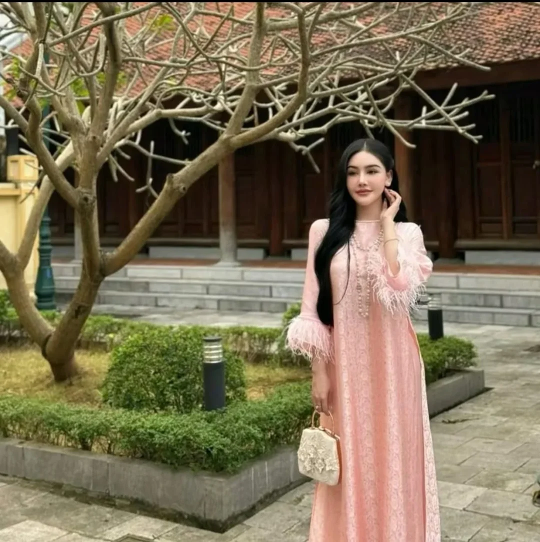 Ảnh 1 của Áo dài hồng ren tay lông vũ nữ