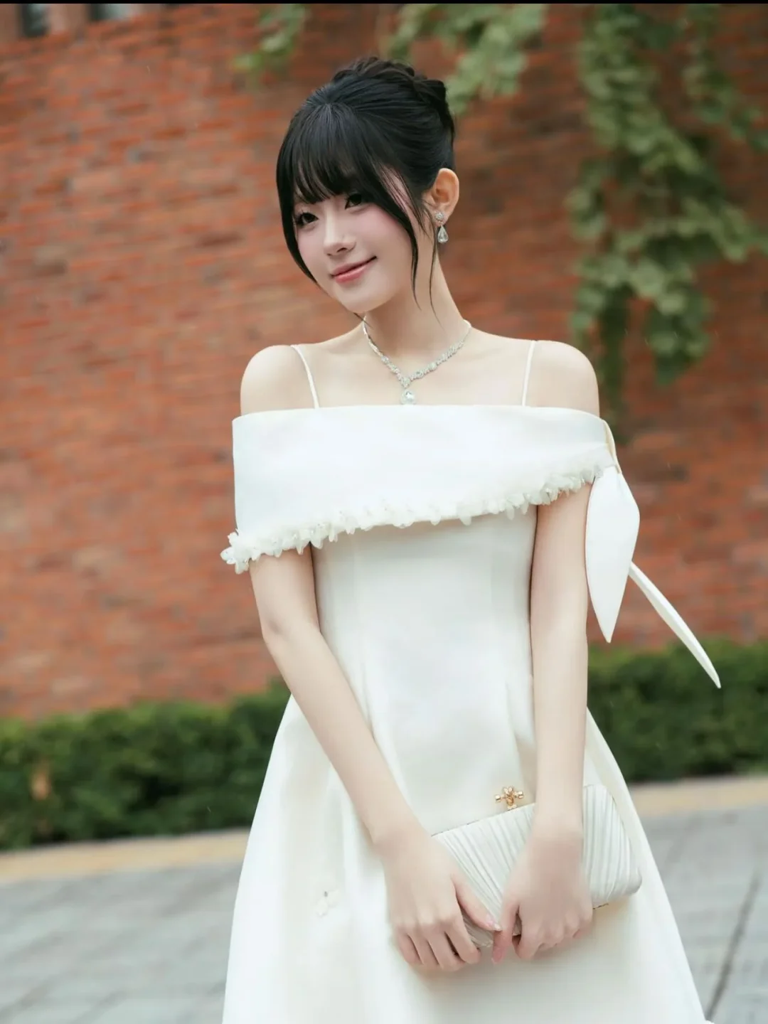 Photo 2 of Váy midi trắng trễ vai nữ cho thuê