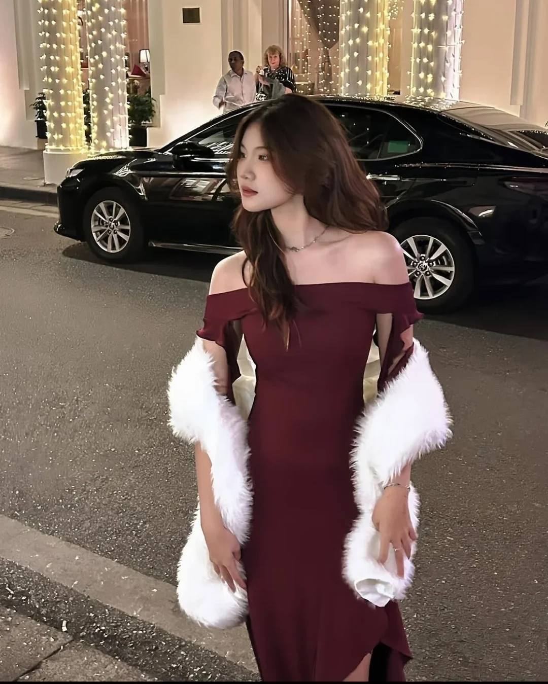 Photo 1 of Đầm trễ vai đỏ rượu tay lông trắng nữ