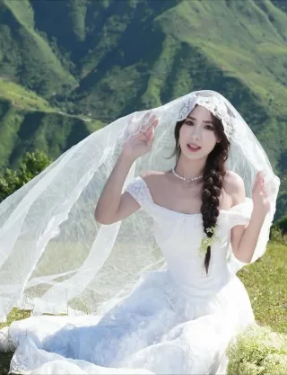 Photo 4 of Váy cưới trắng trễ vai ren voan