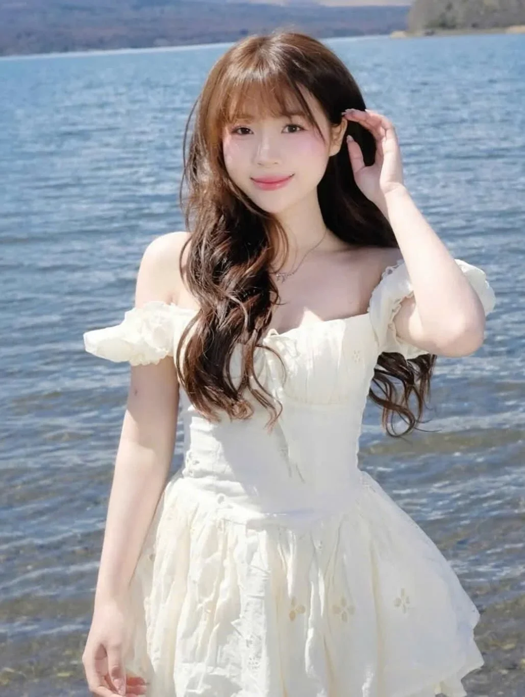 Photo 5 of Váy trắng trễ vai bèo nhún nữ size M