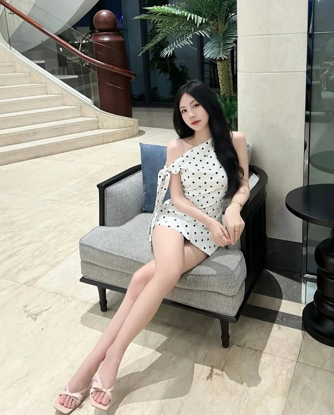 Photo 3 of Váy chấm bi trễ vai trắng size S