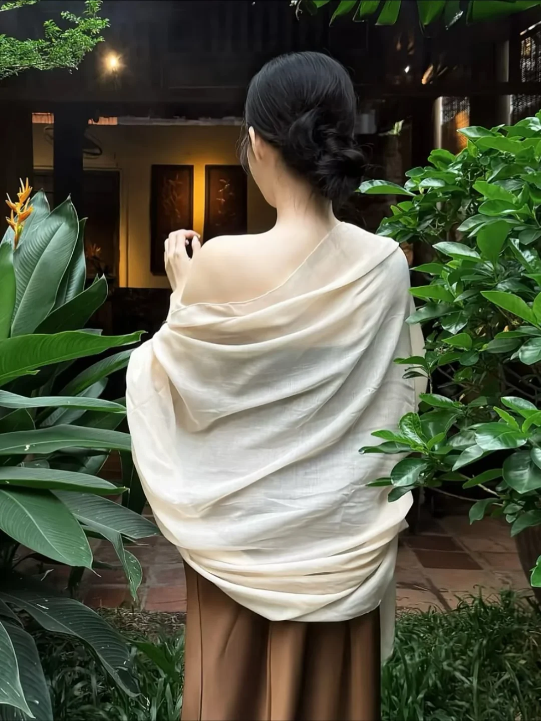 Photo 2 of Đầm cúp ngực satin kèm khăn choàng nữ