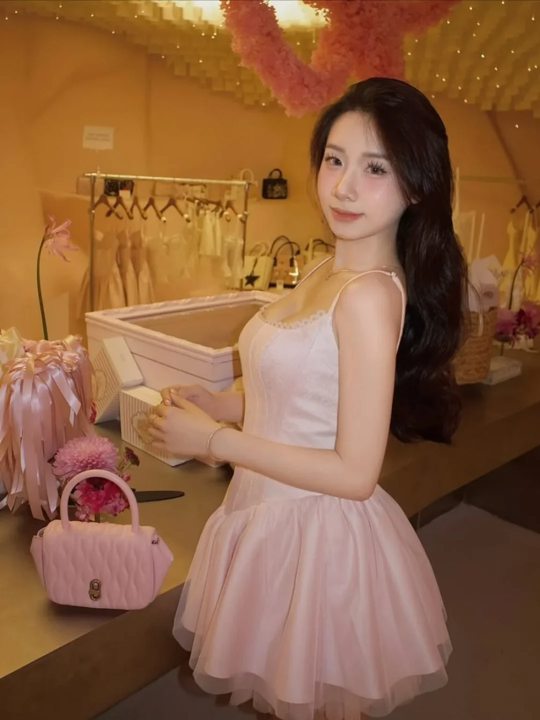 Photo 4 of Váy ngắn hai dây trắng hồng nữ tính