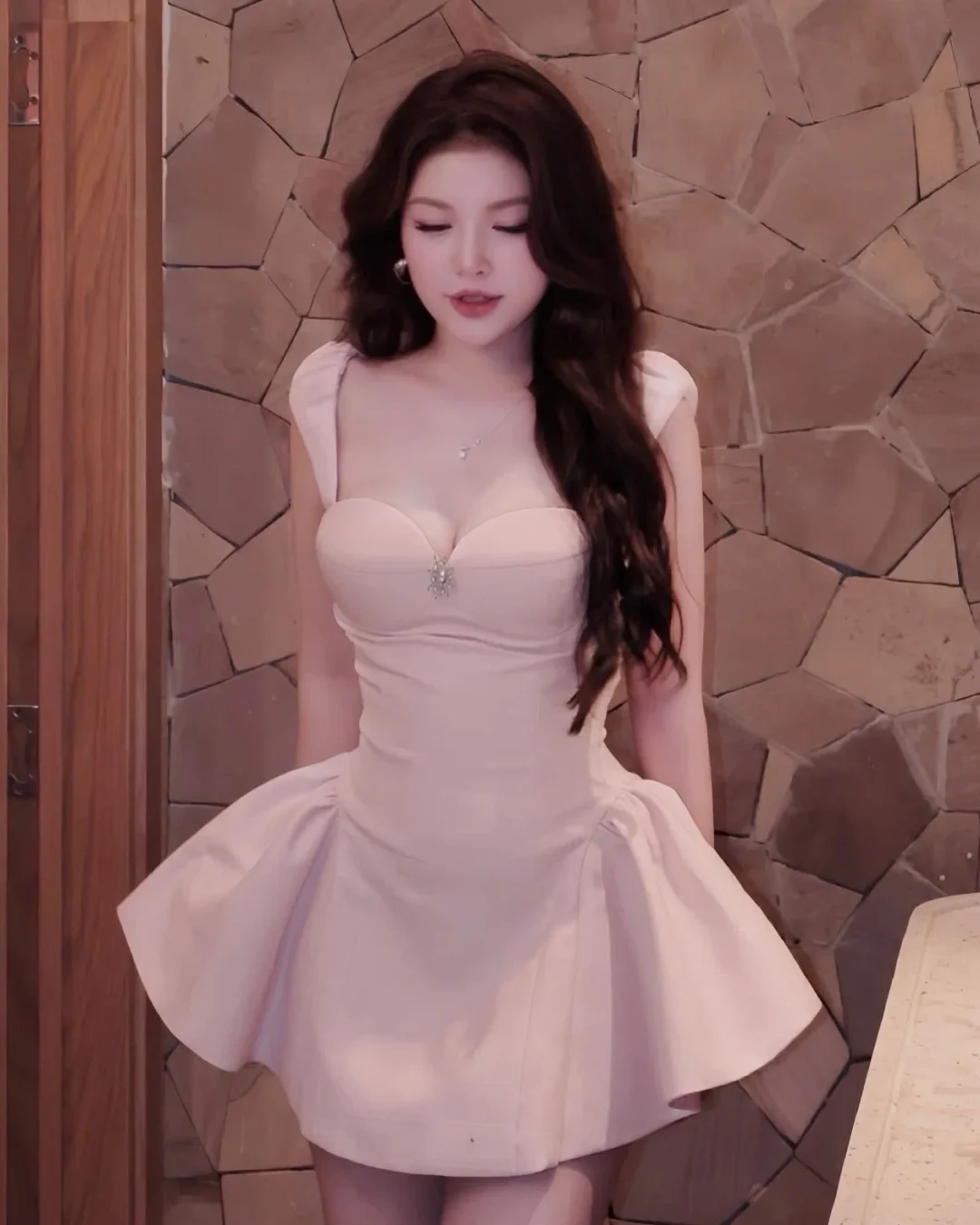Photo 1 of Váy ngắn dự tiệc hồng pastel size M