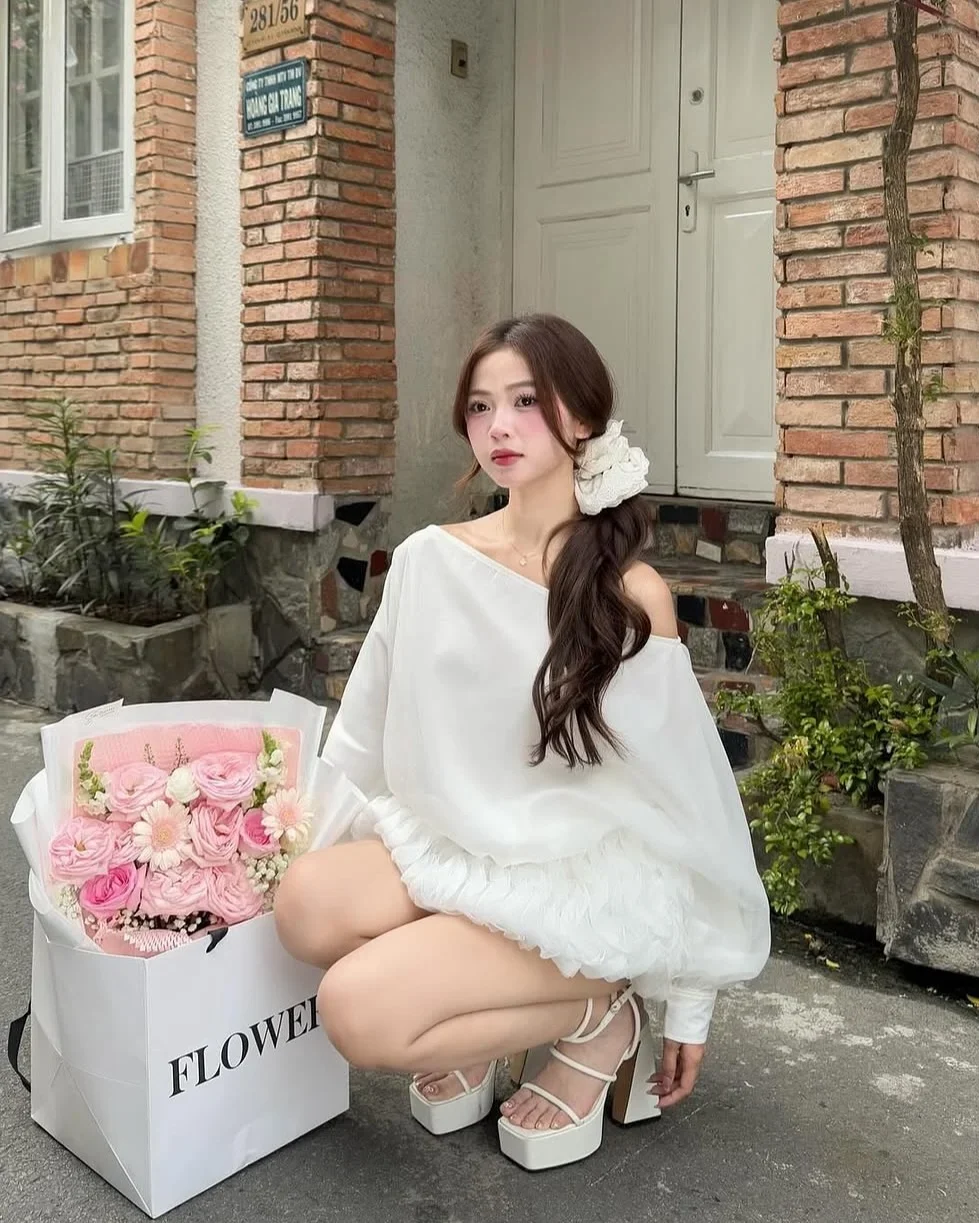 Ảnh 6 của Đầm babydoll trắng trễ vai tay phồng