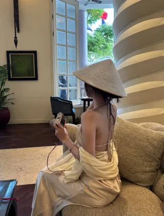 Ảnh 4 của Váy lụa hở lưng kem kèm nón lá nữ