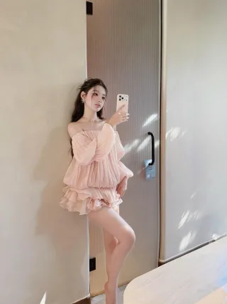 Ảnh 3 của Váy trễ vai hồng pastel satin nữ