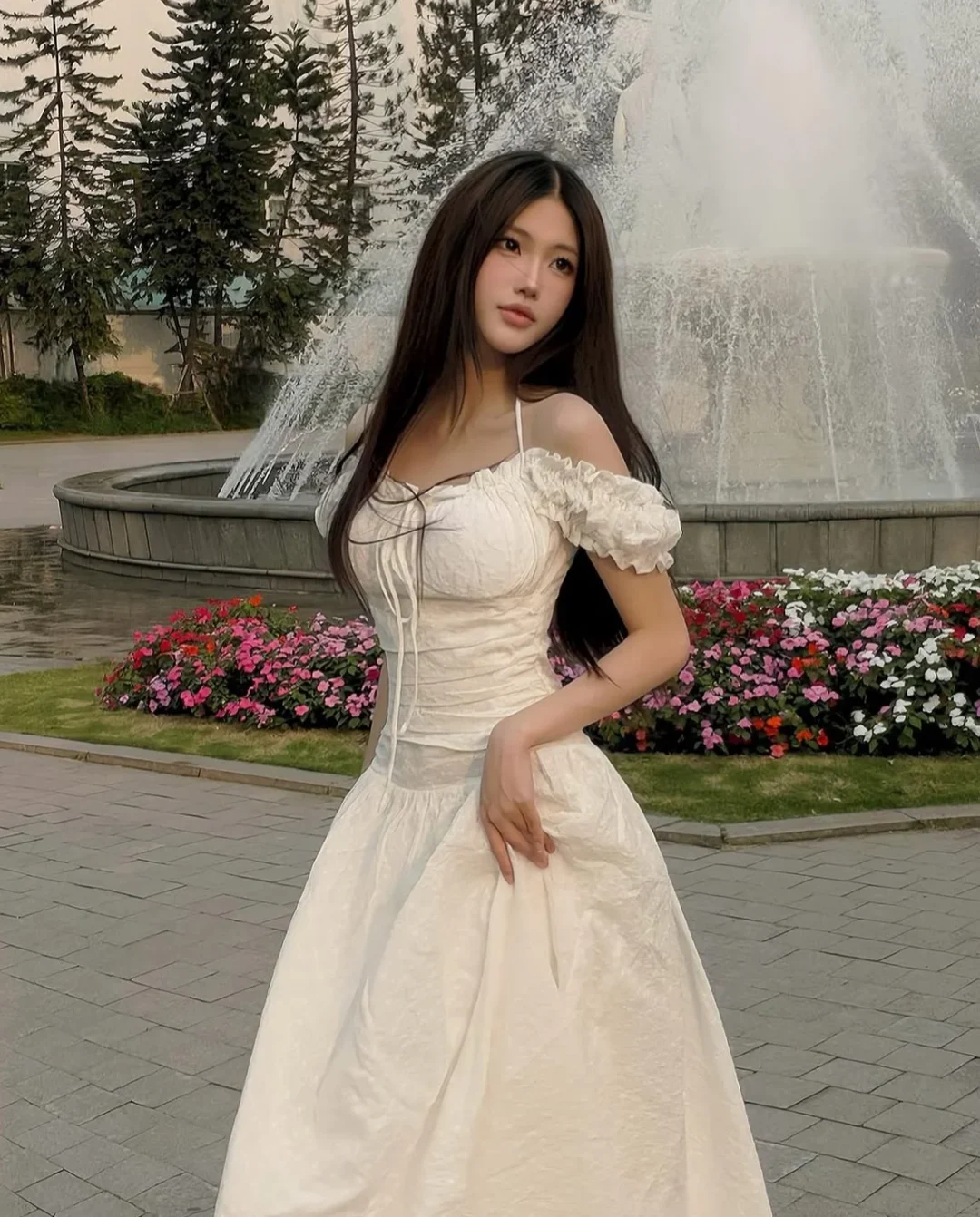 Photo 5 of Váy maxi trắng trễ vai cột dây nữ