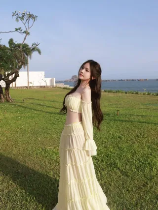 Photo 2 of Set crop top và váy maxi voan vàng nhạt nữ