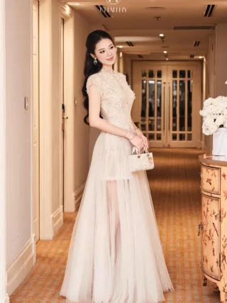 Photo 1 of Áo dài ren kem nữ sang trọng
