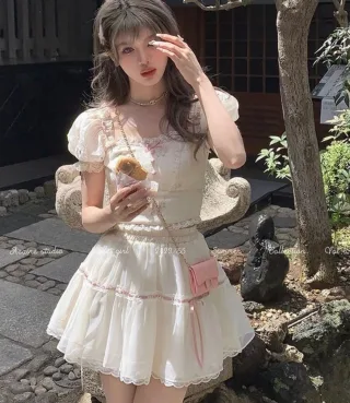 Photo 1 of Váy babydoll trắng hồng tay phồng size M