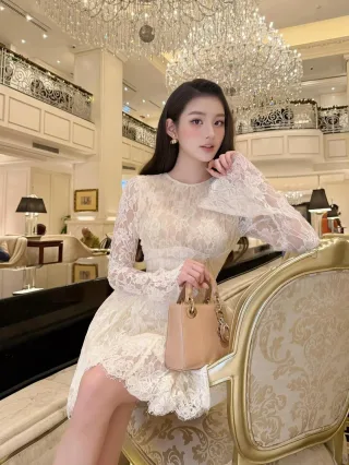 Photo 1 of Đầm ren trắng tay dài sang trọng nữ