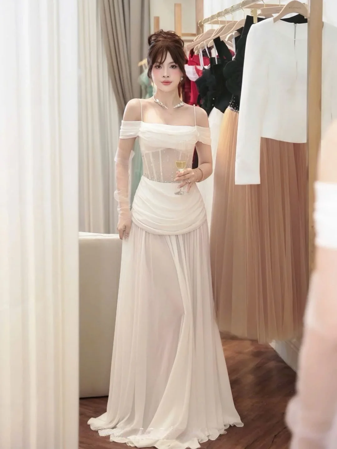 Photo 1 of Đầm dạ hội trắng corset size M