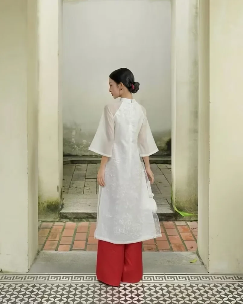 Photo 3 of Áo dài nữ truyền thống trắng thêu đỏ