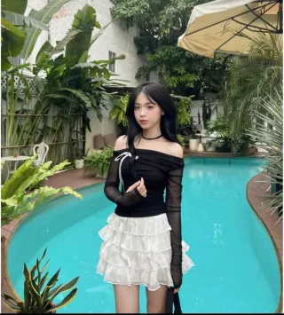 Photo 4 of Set áo trễ vai đen chân váy bèo nữ