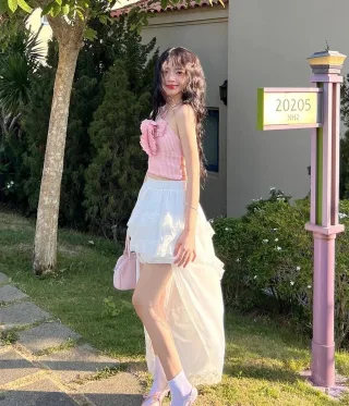 Ảnh 2 của Set croptop caro hồng váy trắng nữ