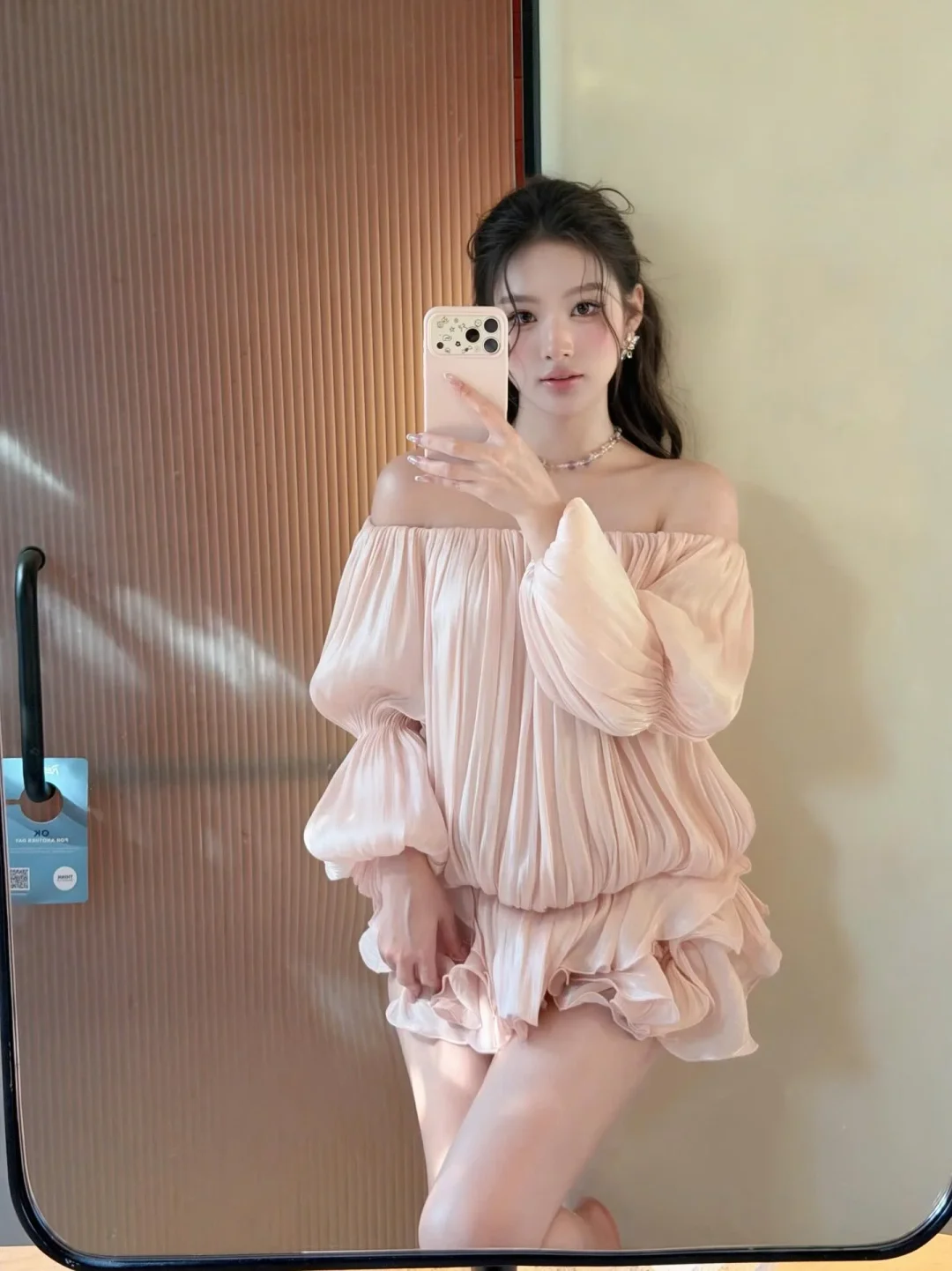 Ảnh 2 của Váy trễ vai hồng pastel satin nữ
